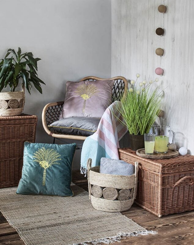 Koszyk ozdobny na tarasie