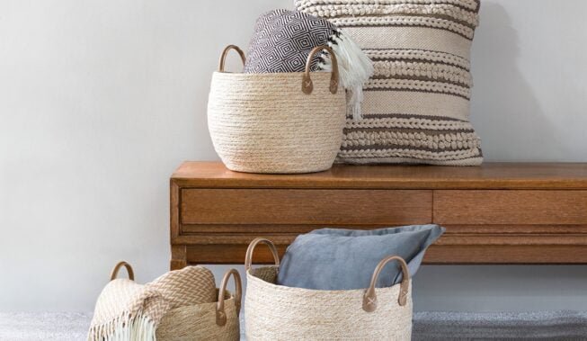 Kosze ozdobne do salonu, sypialni i na taras – inspiracje