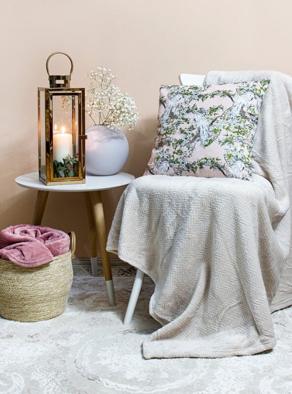 Poduszka dekoracyjna Parrot, Koc w aranżacji