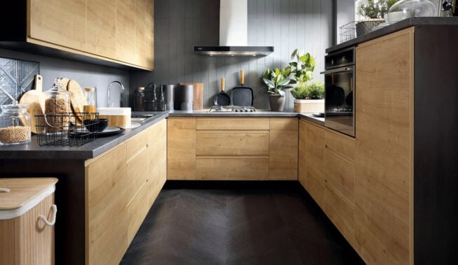 Kuchnia zabudowana do sufitu – kiedy zdecydować się na takie rozwiązanie?