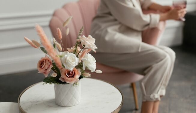 Sztuczne kwiaty w wazonie – inspiracje