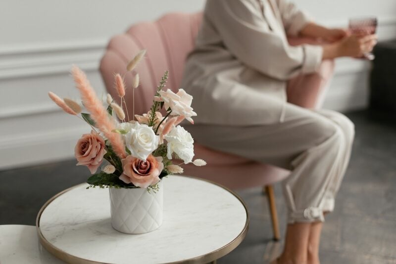 Sztuczne kwiaty w wazonie