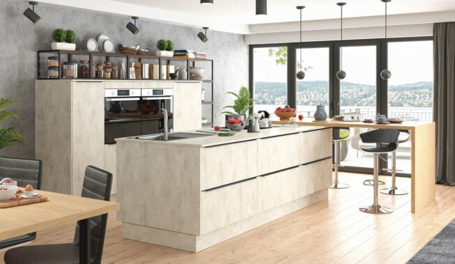 Mała kuchnia z wyspą i stołem – zainspiruj się!