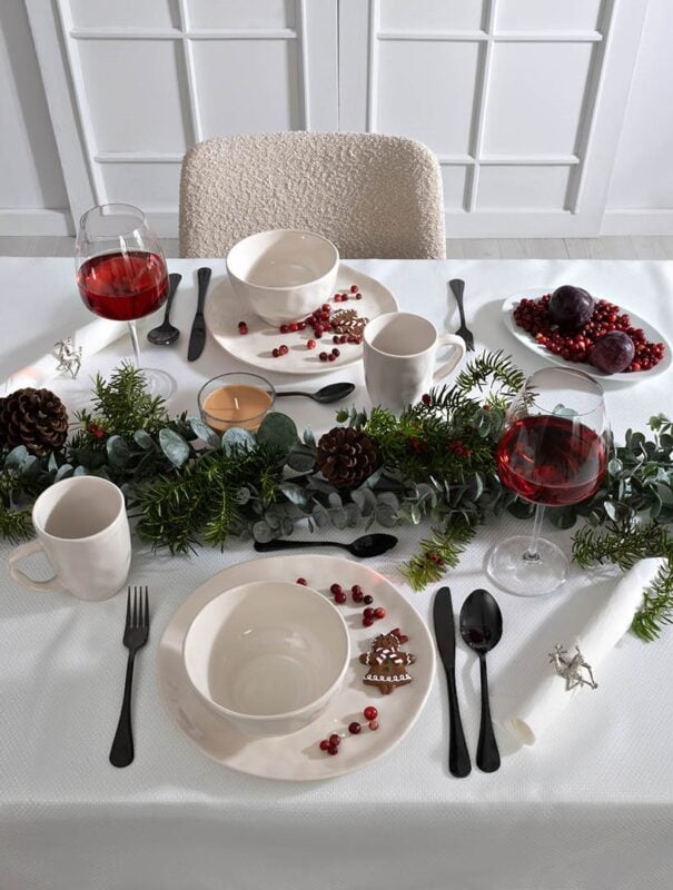 Minimalistyczna dekoracja stołu bożonarodzeniowego