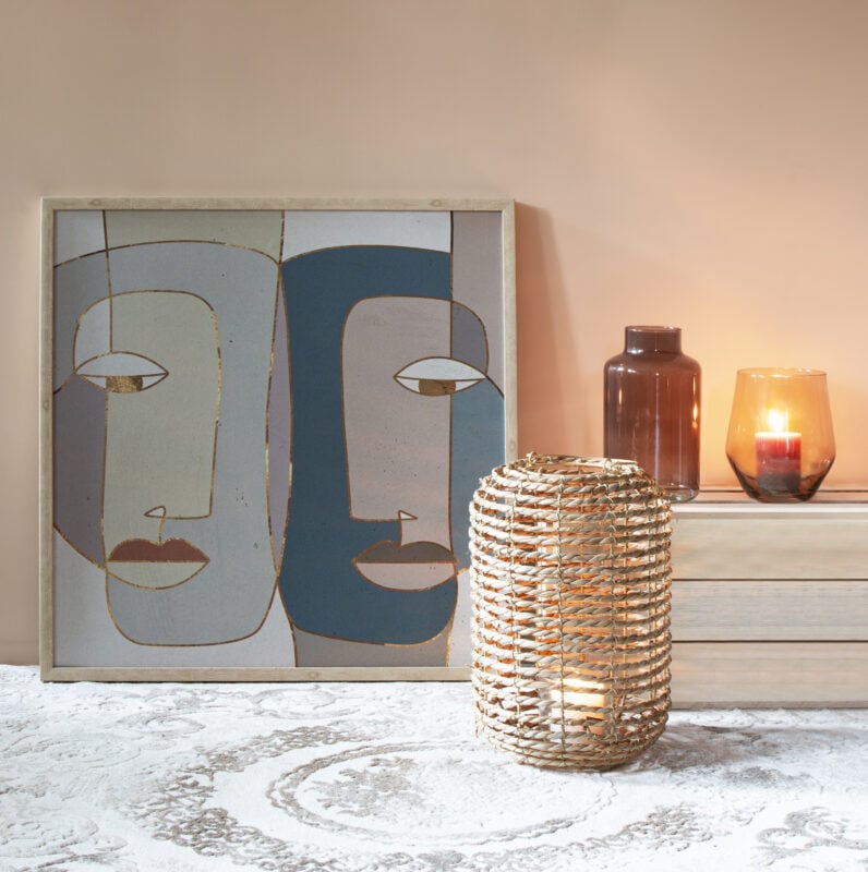 Obraz "Face to face", latarenka, świecznik - aranżacja