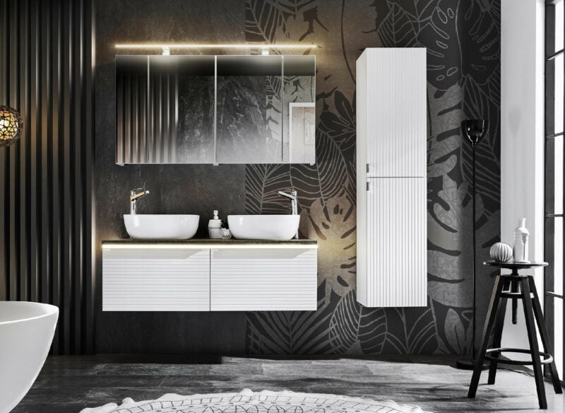 Biała szafka łazienkowa z blatem i umywalkami