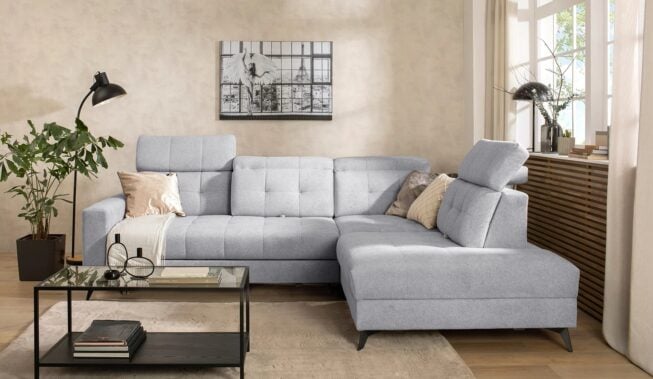 Gładki czy pikowany: jaki narożnik do salonu wybrać?