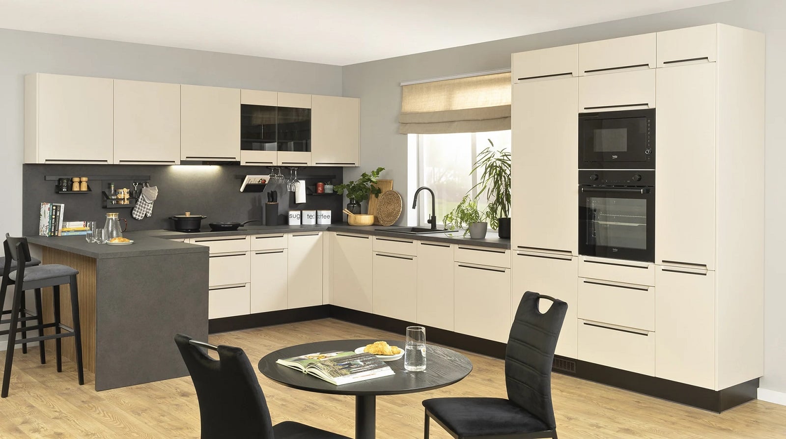 Półka na przyprawy pod szafkami kuchennymi – czy to dobry pomysł? Sprawdzamy! | czytaj na blogu BRW