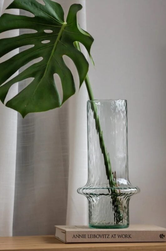 Wazon młotkowany szklany 31 cm transparentny