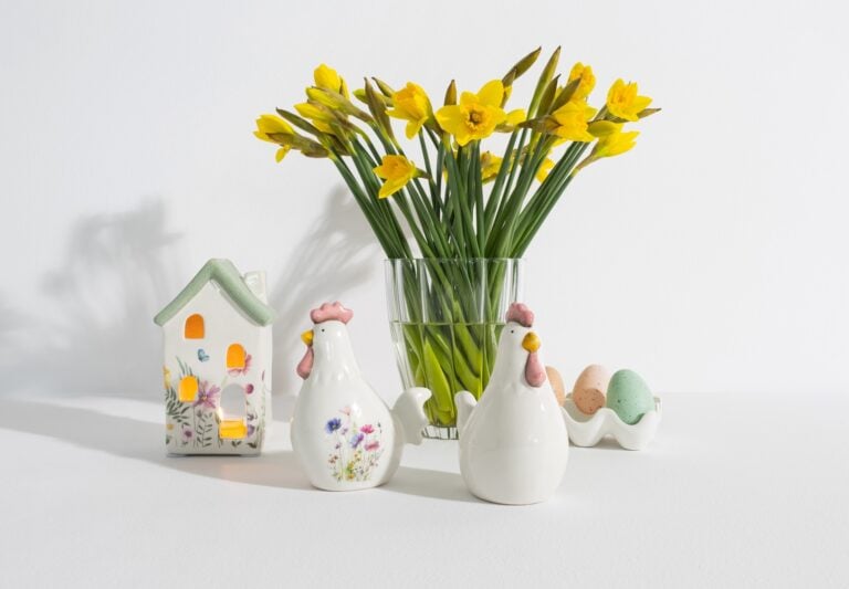 Figurka ceramiczna kura, wazon szklany Dalia