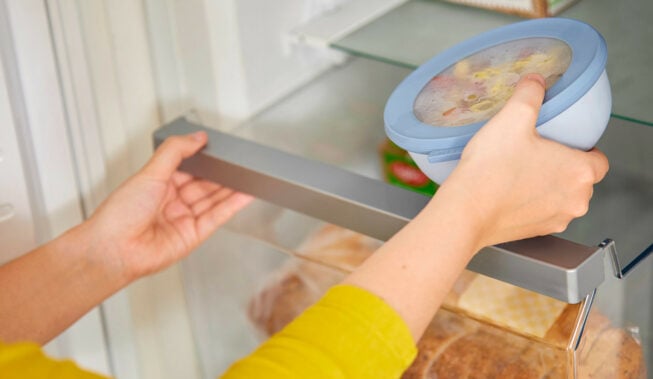 Jak utrzymać porządek w lodówce? Sięgnij po organizery!