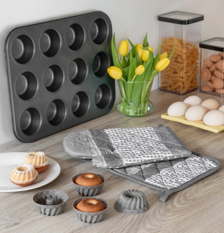 Foremki silikonowe do muffinek i forma stalowa na muffiny