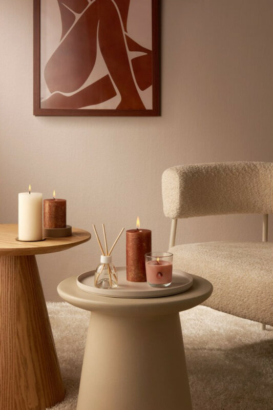 Świeca True Scents o zapachu cynamonu i jabłka - aranżacja