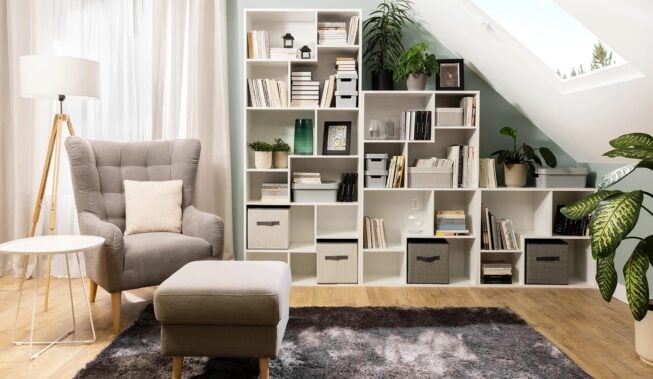Jak układać książki na półkach? 7 sposobów, które odmienią Twoje wnętrze | czytaj na blogu BRW