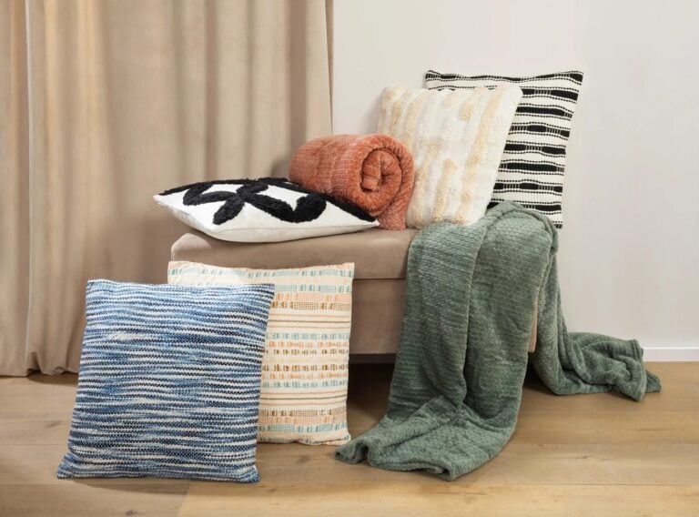 Poduszka dekoracyjna Lotus wielokolorowa - aranżacja