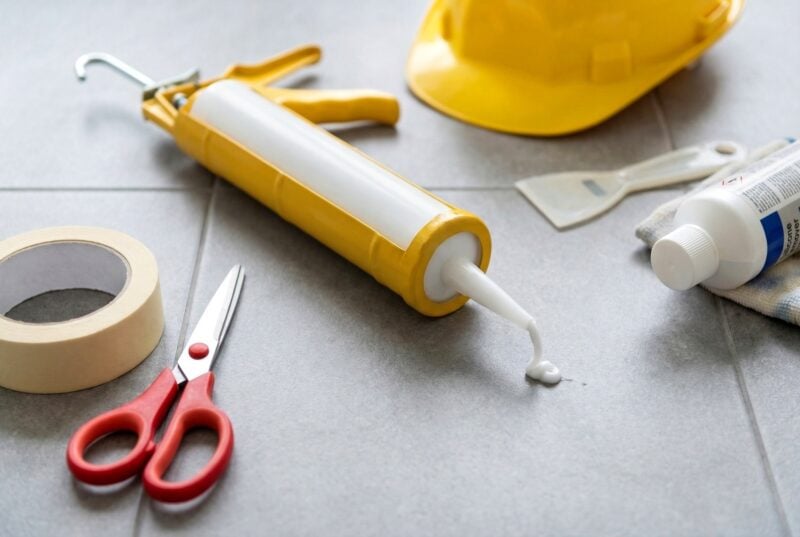 Sposoby na usunięcie silikonu - aranżacja z silikonem i narzędziami