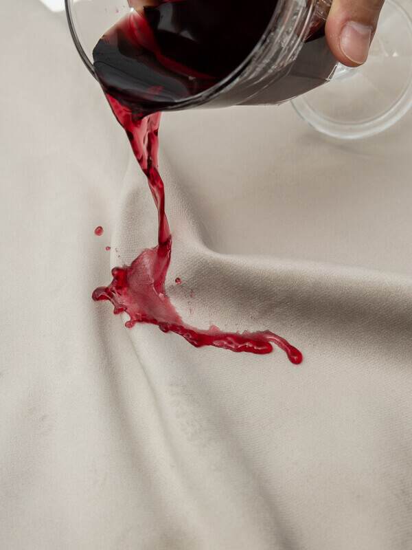 Jak usunąć zabrudzenia z soku lub wina