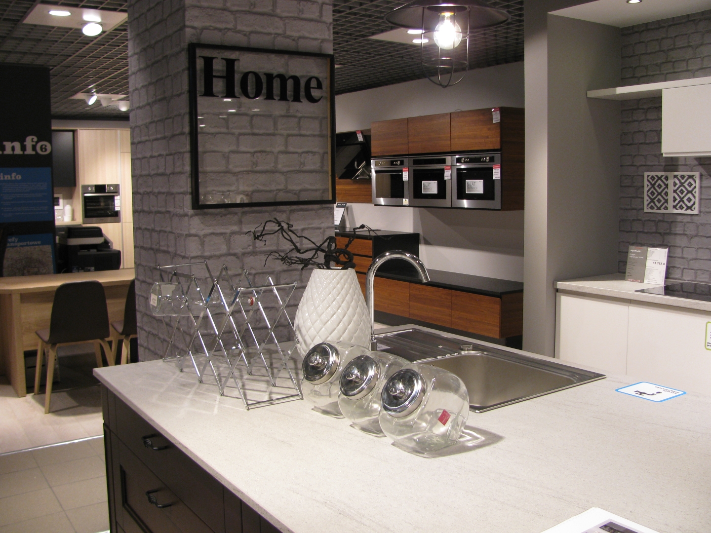 Ekspozycja mebli Black Red White w salonie w Krakowie