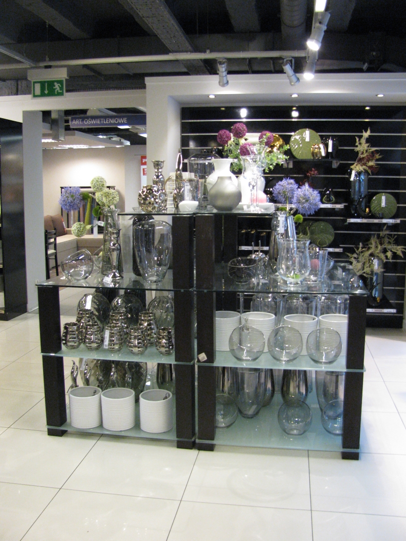 Ekspozycja mebli Black Red White w salonie w Krakowie