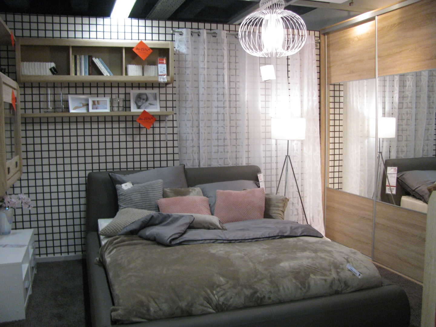 Ekspozycja mebli Black Red White w salonie w Krakowie