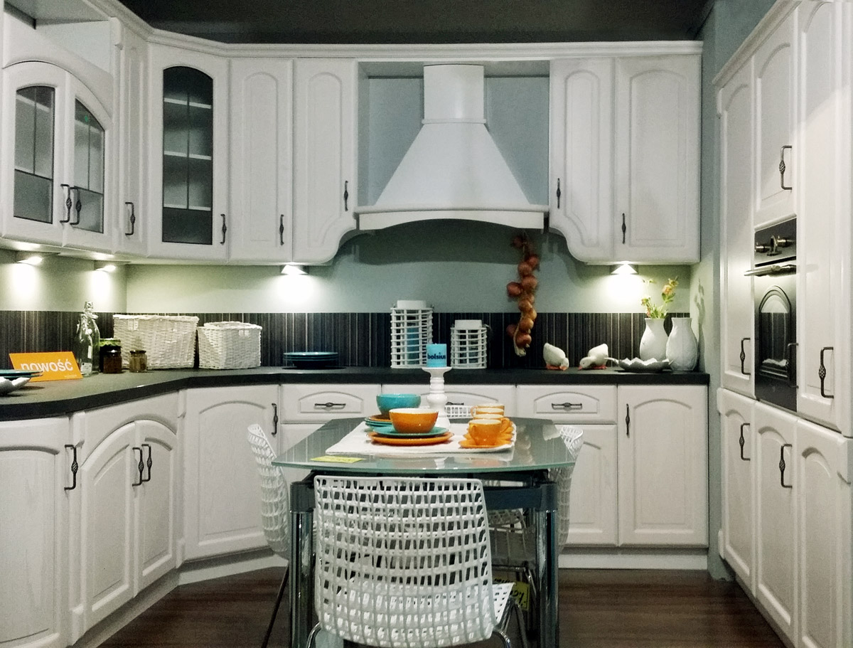 Ekspozycja mebli Black Red White w salonie partnerskim w Kołobrzegu