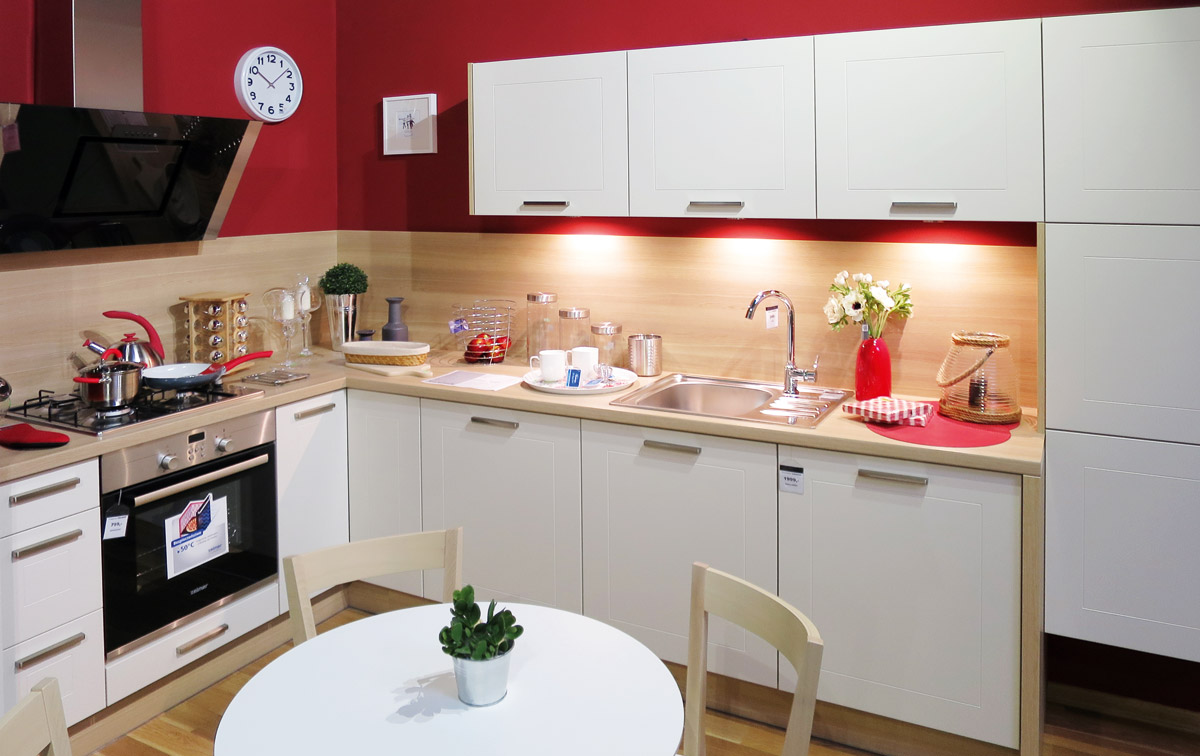 Ekspozycja mebli kuchennych Black Red White w salonie partnerskim w Orzeszu