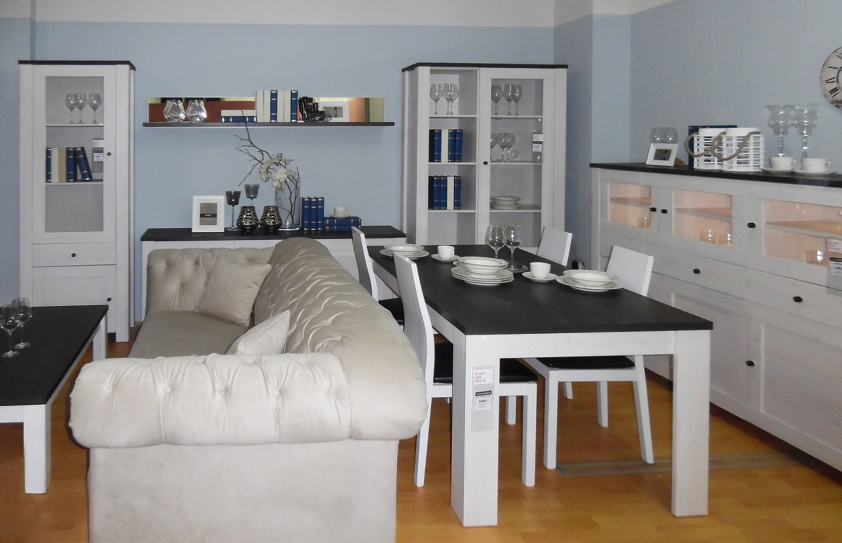 Ekspozycja mebli Black Red White w salonie partnerskim w Strzegomiu