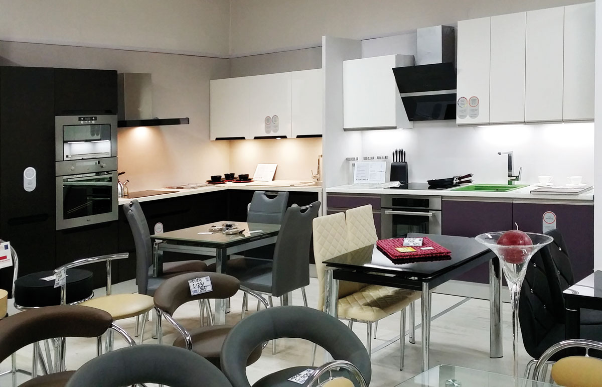 Ekspozycja mebli Black Red White w salonie partnetrskim w 