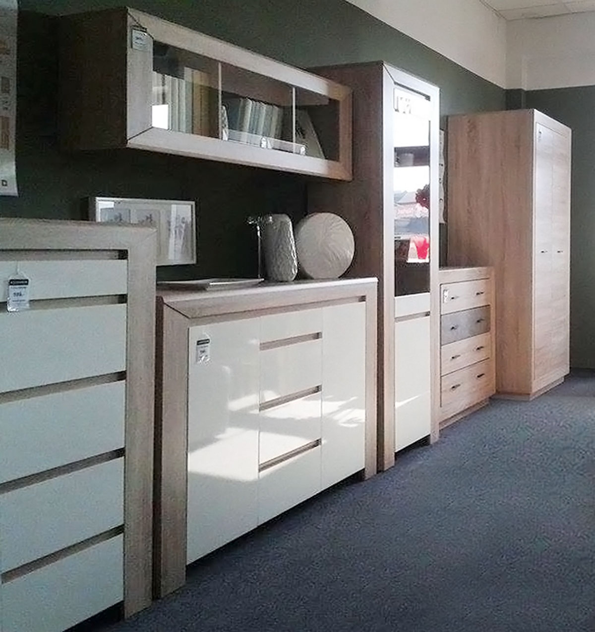 Ekspozycja mebli Black Red White w salonie partnerskim w Grudziądzu