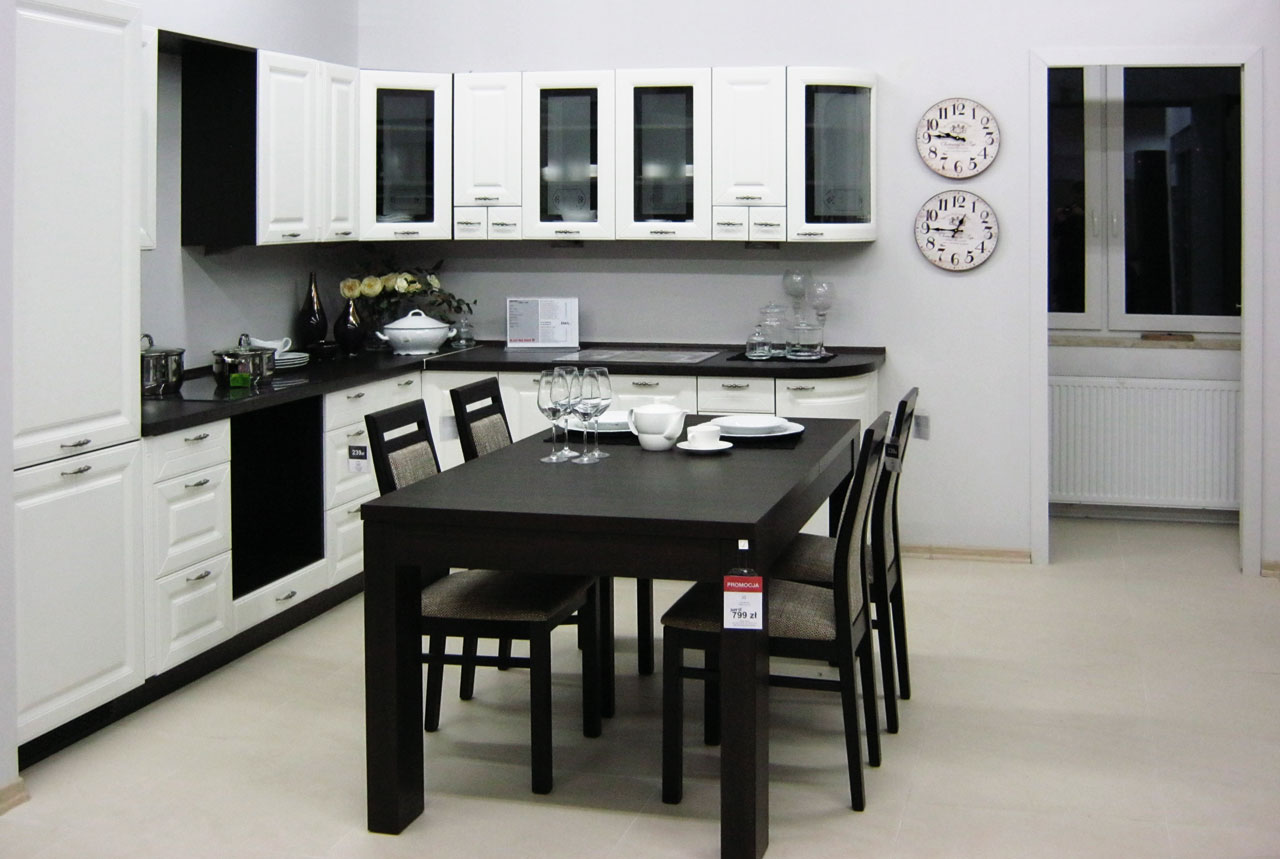 Ekspozycja mebli kuchennych Black Red White w salonie partnerskim w Płocku
